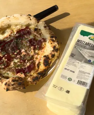 Arla Pro Mozzarella working its magic on this Salt Beef Pizza from @kneadaslice_ Our low-moisture Arla Pro Mozzarella Bl...