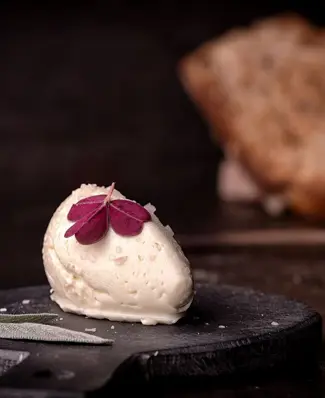 To ingredienser. Blødt smør og blåskimmelost 🧀 Piskes sammen til det er cremet og luftigt. Anret i en skål eller som qu...