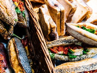 Un tour du monde des sandwichs: Découvrez le Banh Mi, le Smørrebrød, le Pambazo, le Shawarma et le Katsu Sando