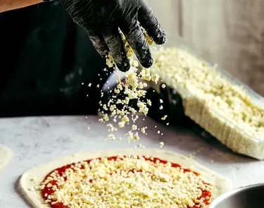 Sinihomejuuston voi lisätä pizzan pinnalle myös vasta paiston jälkeen. Lopputuloksena erottuvampi suutuntuma ja vahvempi maku.