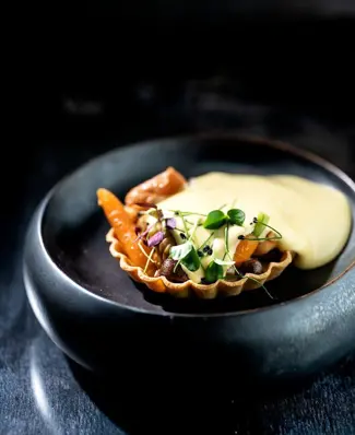 Stegte svampe og gulerødder i en sprød tærte 🍄‍🟫 Det er godt i sig selv. Men den varme brunet smør sifon henover er de...