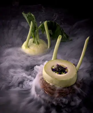 Peberrods panna cotta med glaskål, ærter og kaviar 👀 Kokkelandsholdet serverer den i selve glaskålen. Enkelt greb der b...