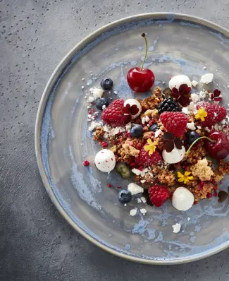 Eton mess møder sensommerens bær. Pisket cremefraiche, skovbærcrumble og marengs møder friske brombær, hindbær, blåbær o...