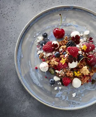 Eton mess møder sensommerens bær. Pisket cremefraiche, skovbærcrumble og marengs møder friske brombær, hindbær, blåbær o...