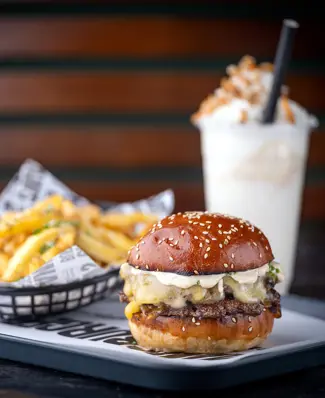 Nappaa vinkit täydellisiin 🍔 luomuksiin! ⁠ ⁠ Mistä ja miten syntyy burgeri, jonka asiakkaasi haluaa tilata myös uudelle...