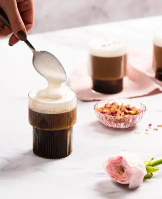 Elegantti kahvielämys tarjolle teillekin? ⁠ ⁠ Cold foam tarkoittaa nimensä mukaisesti kylmää maitovaahtoa, jota voidaan ...