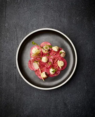 Knoldselleri som ceviche 🌿 Skiverne trækker natten over i rødvinseddike, rødbedesaft og citronsaft, og får den syre og ...