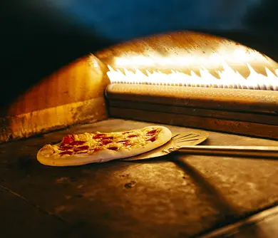 Avotulella paistetut pizzat menun keskiössä