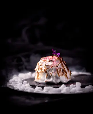 Baked Alaska har imponeret siden 1800-tallet. Kombinationen af bagt marengs, is og kagebund aldrig bliver gammel. Her me...