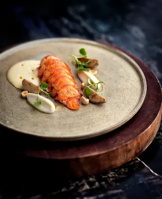 Jordskokkepuré er mere end tilbehør 🦞 Den nøddeagtige, let søde smag er præcis det der holder mod hummerens havsmag og ...