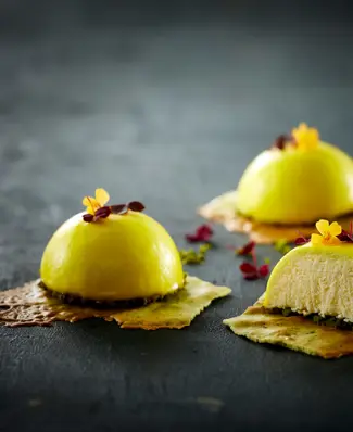 Ikke alle desserter behøver at være søde 🍋 Citronmoussens syre og skyrens friskhed holder hinanden i skak. Pistacie bun...