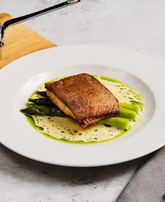 Poiminta Kastikekoulustamme: 🇫🇷 beurre blanc 🇫🇷 ⁠ ⁠ Verkkosivuiltamme löytyvissä Markus Hurskaisen ja Katja Tuomaise...