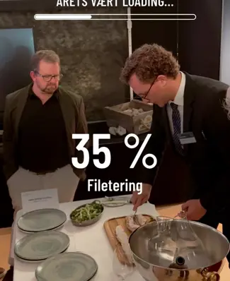 POV: Du har én aften til at bevise, at du er Danmarks bedste vært 🏆 Bland en cocktail. Filetér en fisk. Flambér ved bor...