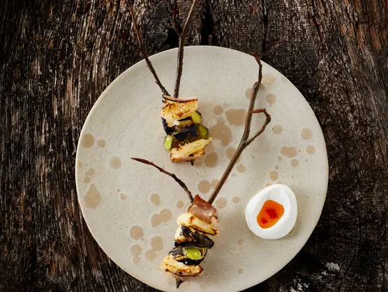 Grillspyd med bacon, porre og ost