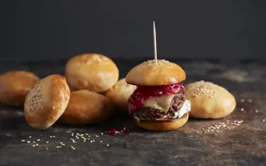 Moni ravintola suosii burgereissaan pinnalta paahdettuja soft bun- tai briossityyppisiä sämpylöitä. Kastike imeytyy sisäpinnan pehmeään rakenteeseen hyvin.