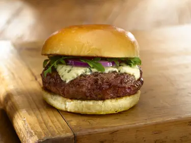 Nauta on hampurilaispihveissä se kaikkein klassisin raaka-aine. Käytännössä pihvin voi pyöräyttää ja paistaa lähes mistä tahansa.