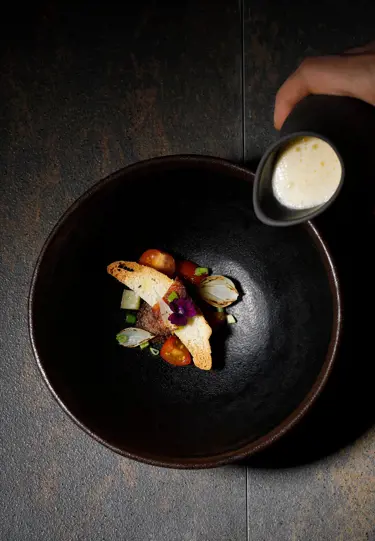 Täyteläisen juustoisessa burgerkeitossa yhdistyy klassisen katuruoan aromit yllättävällä ja hymyt herättävällä tavalla.