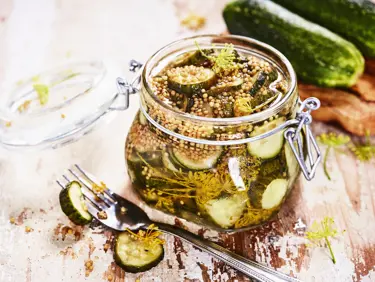 Pikkelöidyt kurkut, punasipulit, kaalit ja muut kasvikset taittavat mukavasti burgerin rasvaisuutta. Ne tuovat kokonaisuuteen myös raikkautta.