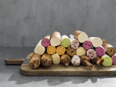 Myös maustevoilla on burgerissa ehdottomasti sijansa. Yrttejä, valkosipulia, chiliä, ruskistettua voita…  Voin maustamisessa on vain mielikuvitus rajana!