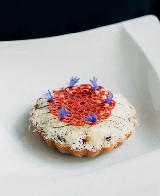 Pikkusuolaista 🫶🏼 pikkujoulukauteen! ⁠ ⁠ Vuoden kokki 2024 Simo Harrivaaran @lihapaa kehittämä västerbotten-punajuurit...