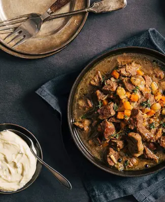 🇫🇮Suomi-klassikko juhlakauteen🇫🇮 ⁠ ⁠ Karjalanpaisti kuuluu joulupöydistä perinteisimpiin, mutta maistuu yhtä lailla ...