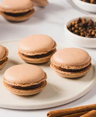 ✨Macaron-leivokset ripauksella joulun taikaa! ⁠ ⁠ Hienostuneet macaron-leivokset ovat elegantti päätös pitkille tai lyhy...
