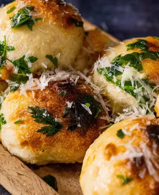 Everyone’s three favourite words… Cheesy Marmite Doughballs! Filled with our Large Diced Mozzarella, we put a bold twist...