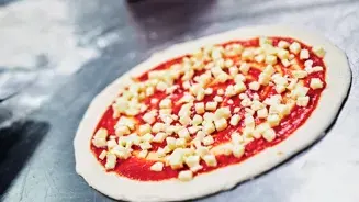 https://cdb.arla.com/api/assets/arla-pro-dk/1971687f-527d-4159-bdd1-392c8fd721a9/pizza-mozzarella-cubes.jpg
