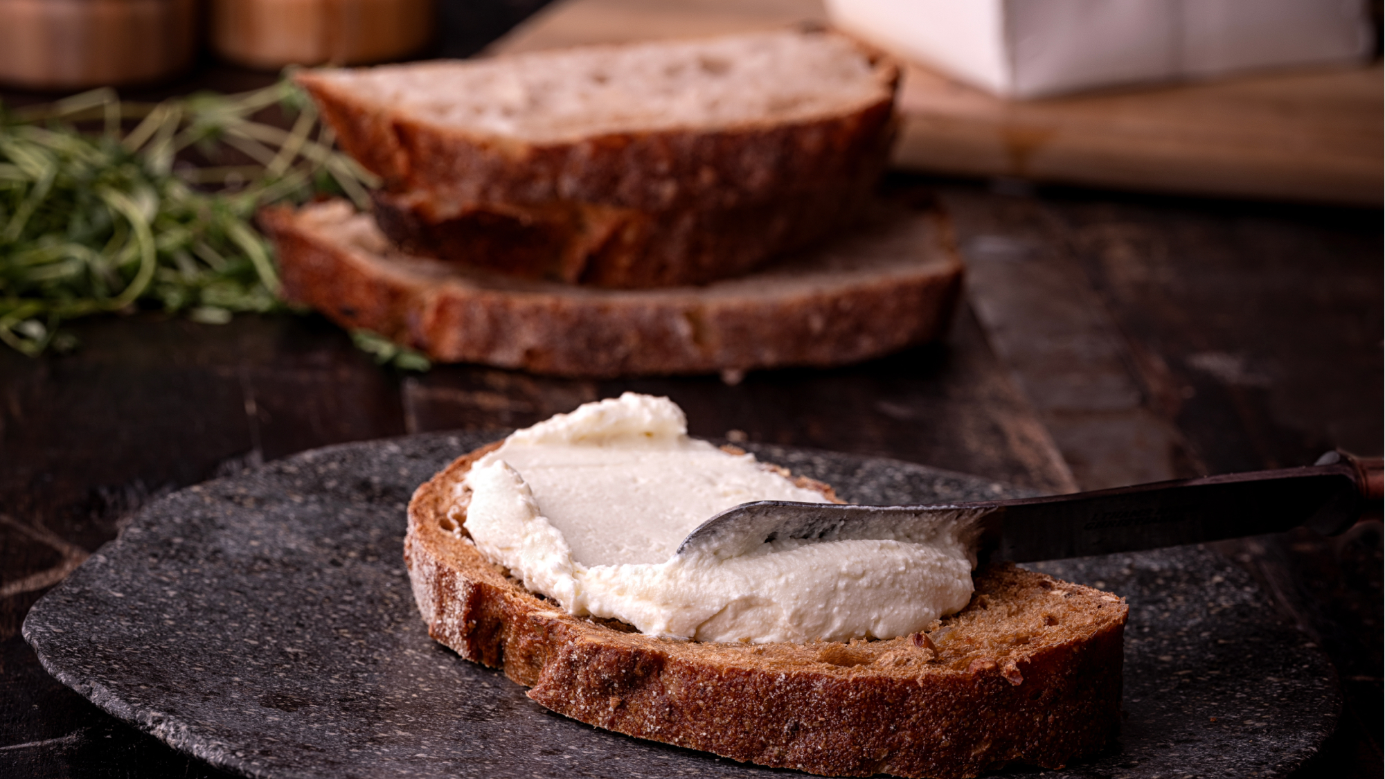 Ny smørbar hvid ost med cremethed og stor smag