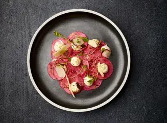 ceviche-pa-knoldselleri-med-radiser-pisket-cremefraiche-og-flager-af-unika-efterglod