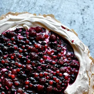 https://cdb.arla.com/api/assets/arla-pro-dk/arla-kolinarisk-pavlova-med-sensommerbaer-cremefraiche-ymer.jpg