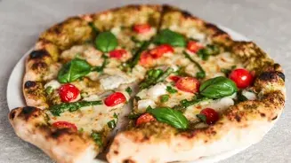 https://cdb.arla.com/api/assets/arla-pro-dk/c3611129-f34e-4b9a-a252-82c460d6dd73/arla-neopolitan-pizza.jpg