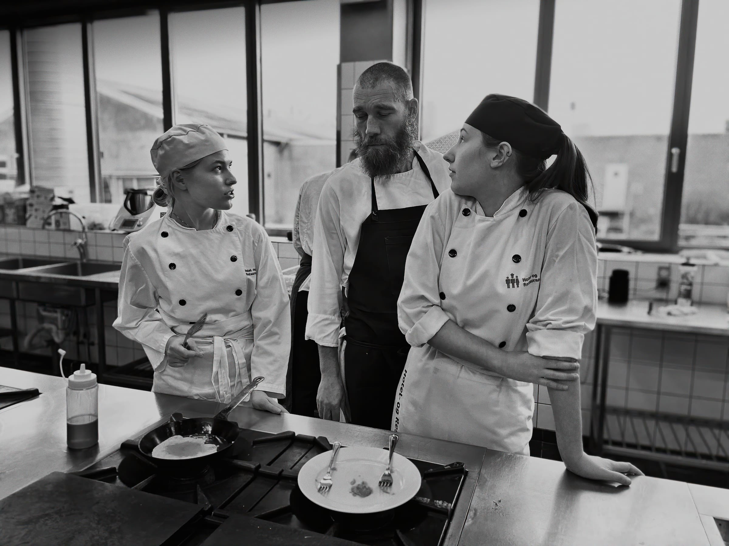 Skolepraktikelever laver lækre måltider til hjemløse med overskudsmad