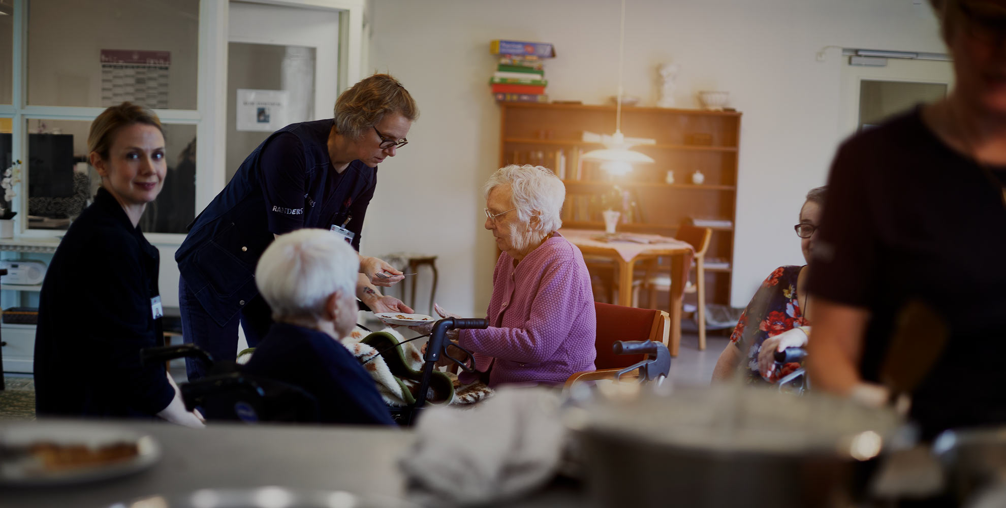 Mærkedagskassen får ældre til at huske og fortælle mere under måltidet