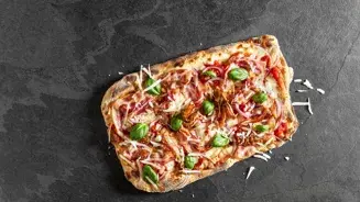 https://cdb.arla.com/api/assets/arla-pro-fr/2e885a9d-b553-4829-ab89-a0dcd216ccfd/pizza-pancetta-pecorino.jpg