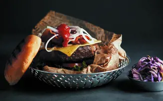 https://cdb.arla.com/api/assets/arla-pro-fr/hogrevsburgare-med-bacon-och-cheddar-tiff-1.jpg