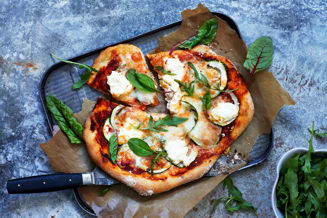 https://cdb.arla.com/api/assets/arla-pro-fr/png-version-grillad-pizza-med-zucchini.png