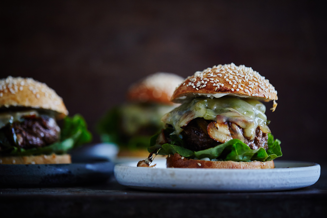 https://cdb.arla.com/api/assets/arla-pro-fr/png-version-philly-cheese-burger.png
