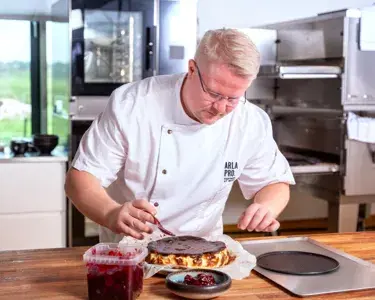 احصل على أفضل النصائح والأفكار المُلهِمة لتحضير التشيز كيك من طهاة آرلا المحترفين