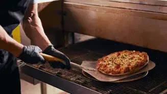 https://cdb.arla.com/api/assets/arla-pro-mea/84d29218-a3de-49ef-bb3b-0e3aff36fb5c/baking-pizza.jpg