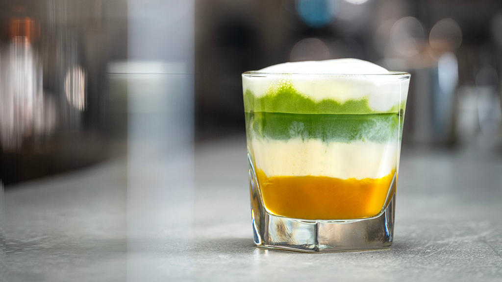 https://cdb.arla.com/api/assets/arla-pro-nl/67974a95-2085-4139-8a2f-3ba0575821f5/mango-passievrucht-iced-matcha-latte.jpg?version=0
