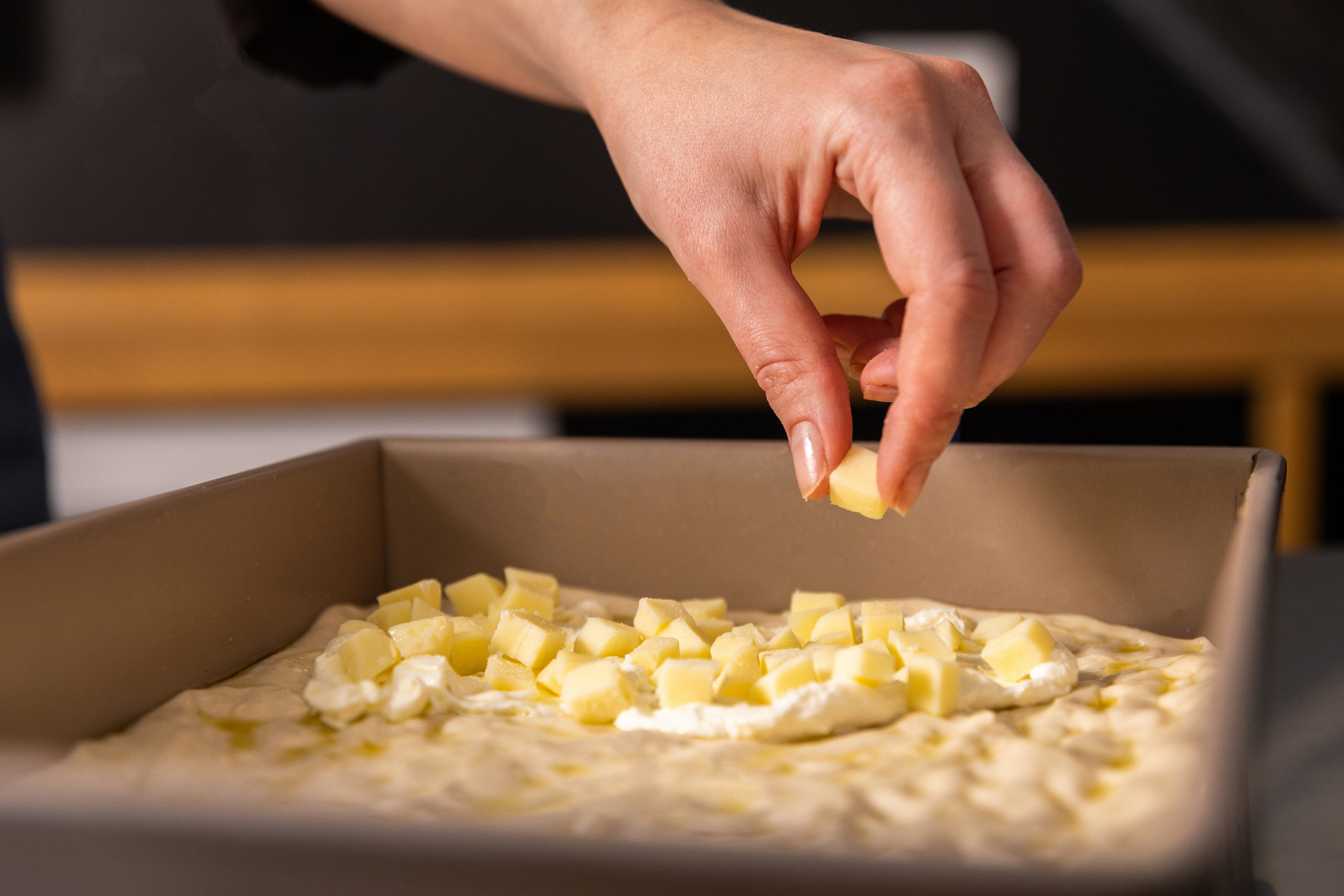 Fresh Mozzarella vs Low-Moisture Mozzarella: Which Performs Better on Pizza?