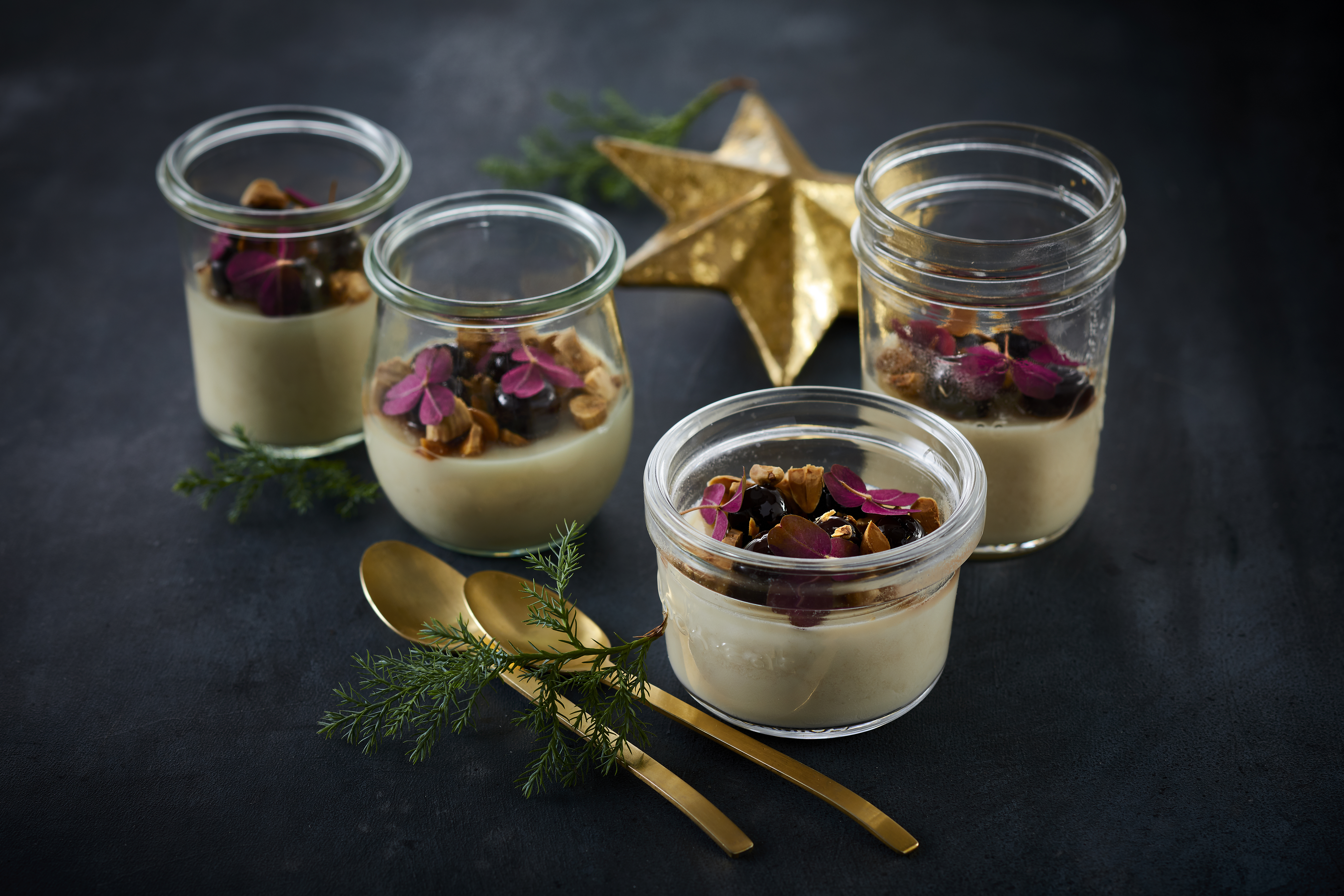 Vegansk panna cotta med amarenakirsebær