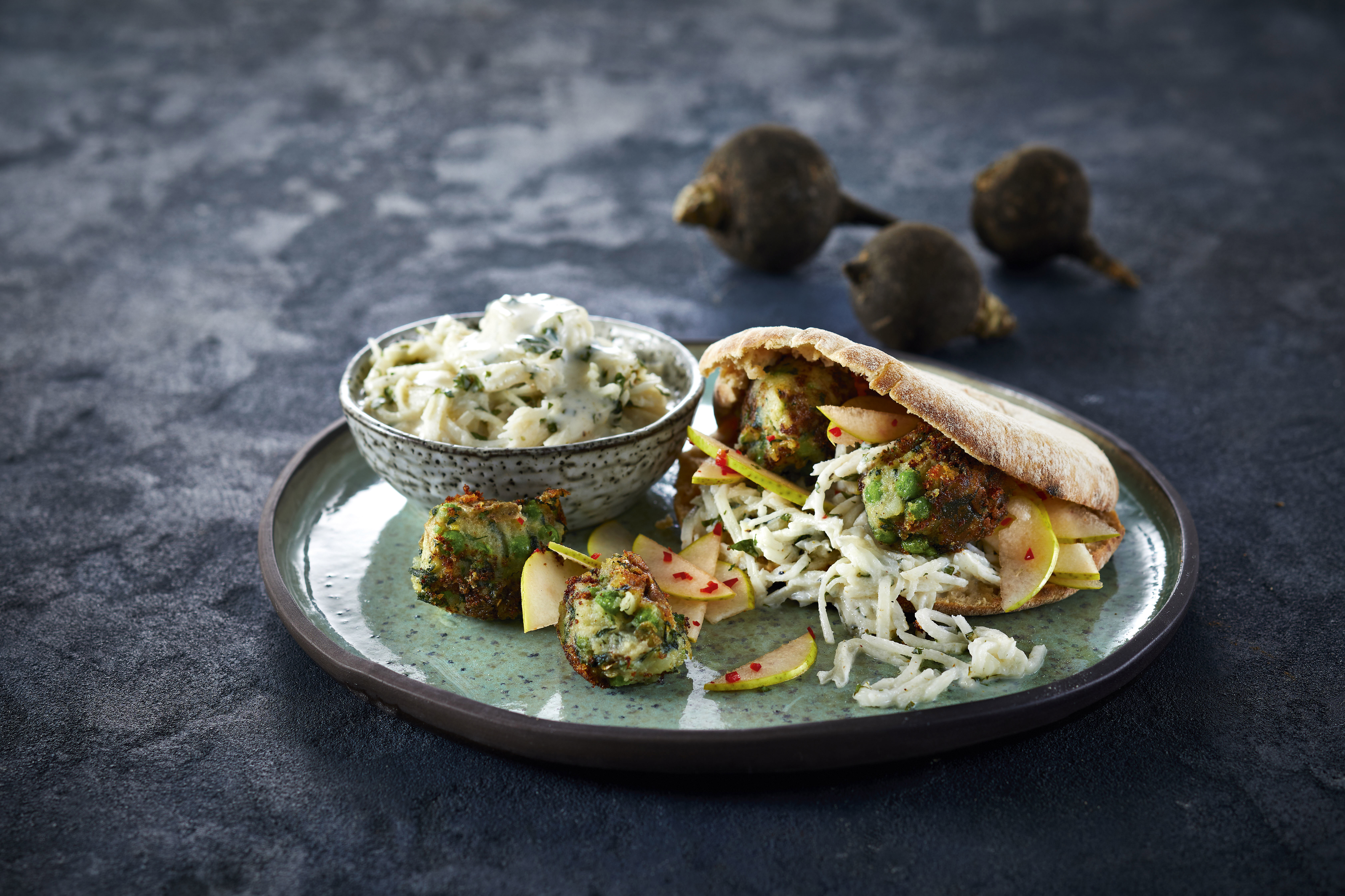 Hara bara kebab i pitabrød med mynte-ræddikeraita og chilipærer