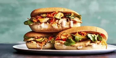 Rapsahtavan rapea bánh mì -leipä – raikas, tulinen ja täynnä luonnetta.