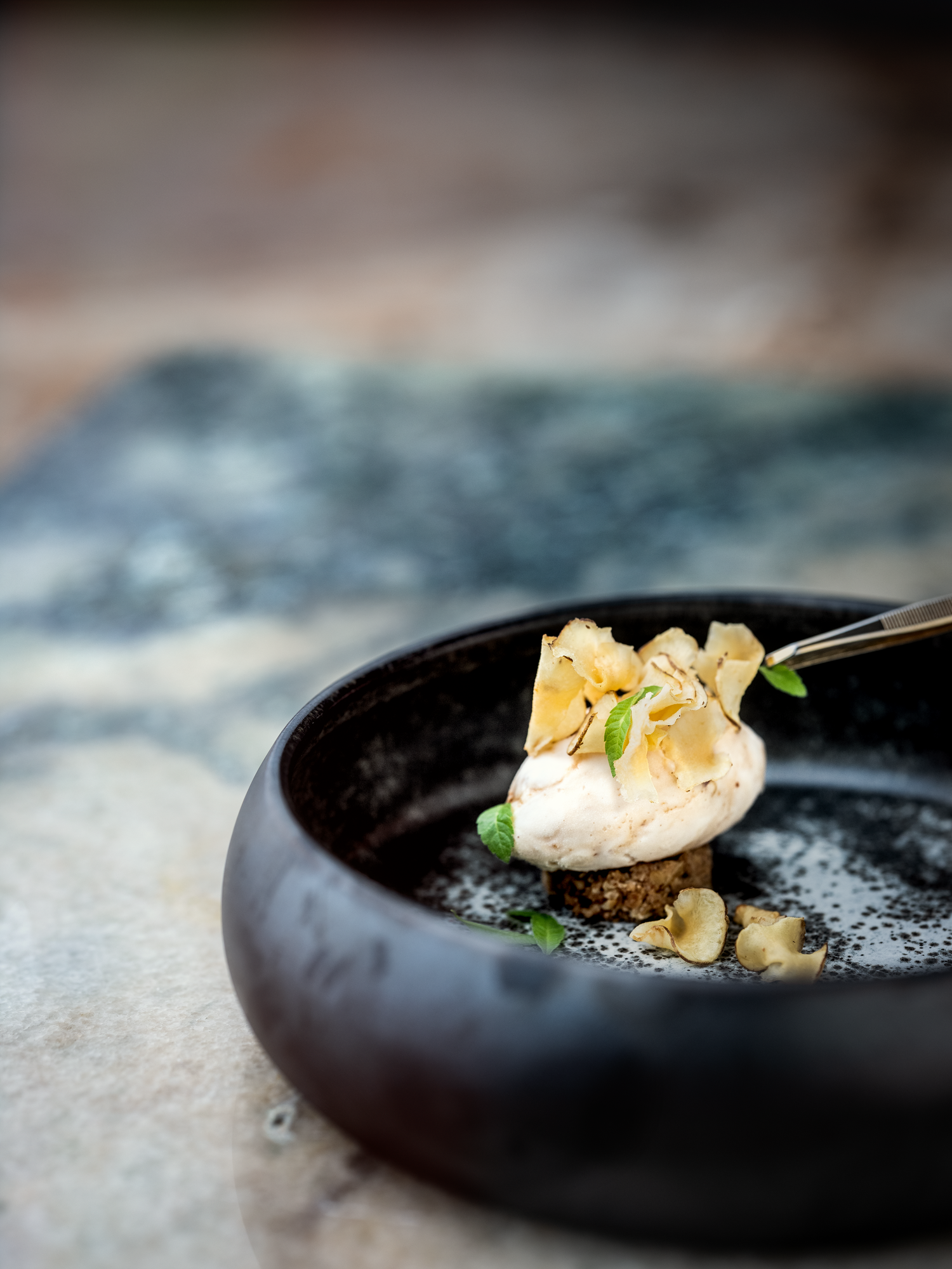 Hasselnøddeis med crumble og jordskokkechips