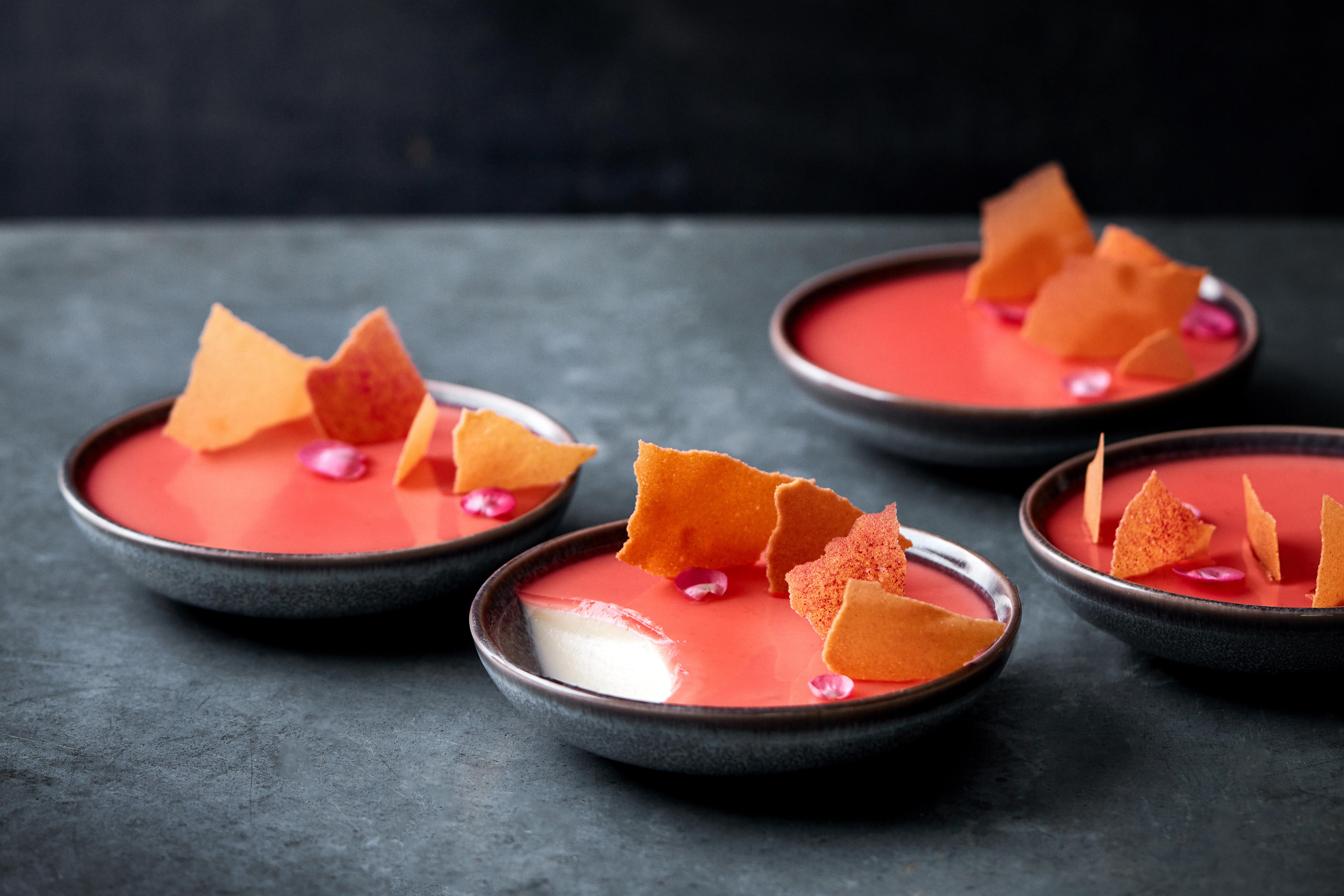Panna cotta med kefir og rabarber/rosengeranium gelé