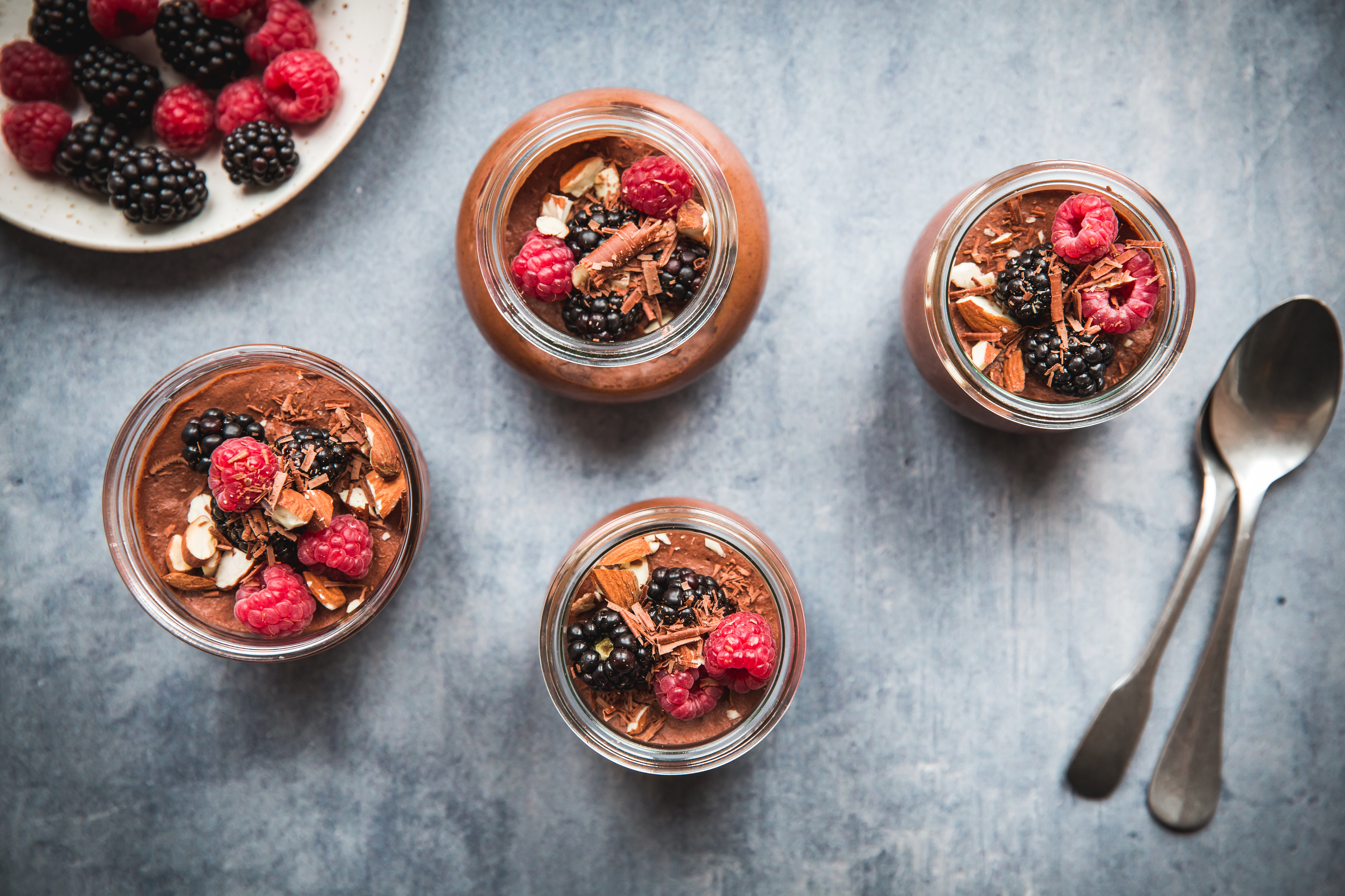 Chokolademousse med havre, ristede mandler og bær
