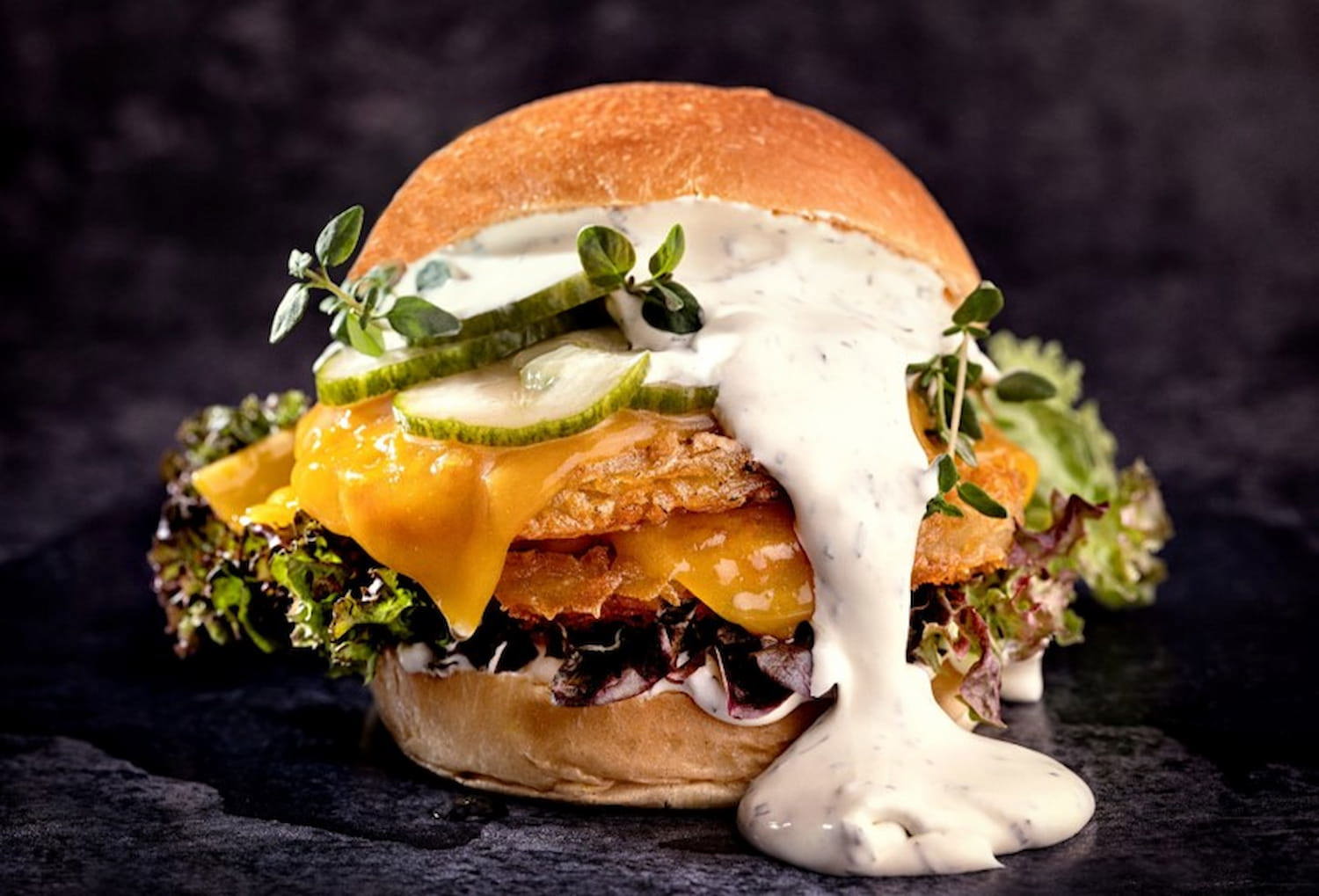Burger mit sahniger Estragonsauce und Röstis