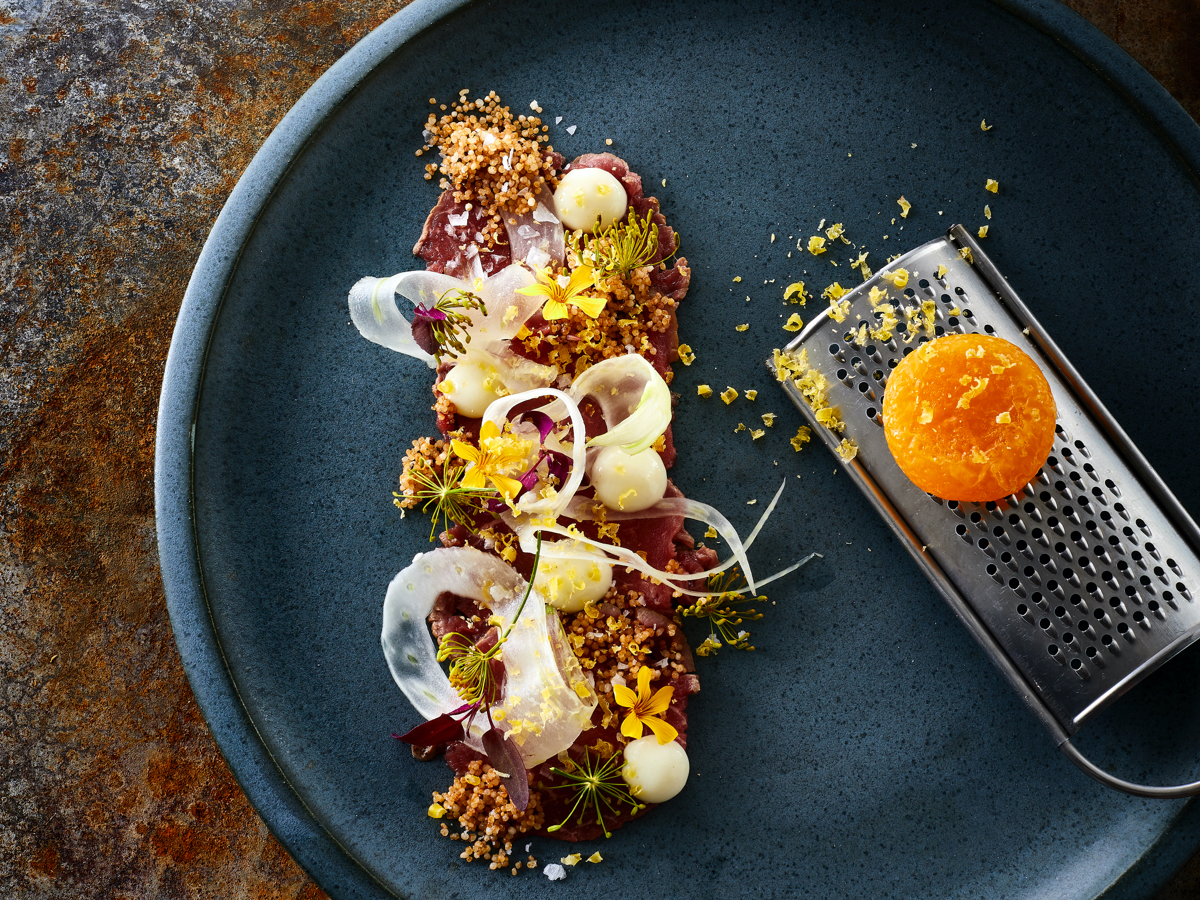 Oksecarpaccio med fennikelcreme, amaranth og tørret æggeblomme